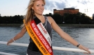 Die frisch gebackene Miss World Deutschland lchelt in die Kamera. Anne-Kathrin Walter hat sich bei der Wahl in Erfurt gegen die Konkurrenz durchgesetzt. Foto: MGO