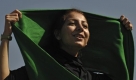 Ein Gefühl von Freiheit in Europa? Die iranische Regisseurin Hana Makhmalbaf posiert für die Fotografen als sie bei den 57. Filmfestspielen in San Sebastian, Spanien, ankommt. Dort will sie ihren Film Green Days vorstellen. Das Werk erzählt die fiktive Geschichte einer jungen Frau in den Unruhen nach der Präsidentenwahl im Iran vor wenigen Monaten. Foto: ap