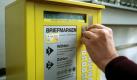 ARCHIV - Ein Kunde steckt eine Münze in einen Briefmarkenautomaten der Deutschen Post in Berlin (Archivfoto vom 26.10.2000). Trotz Schließung vieler herkömmlicher Filialen weitet die Deutsche Post ihr Angebot für Kunden immer weiter aus. Dazu sollen bis Jahresende in rund 1500 Einzelhandelsgeschäften neue Verkaufsstellen eingerichtet werden, wie die Post am Montag (18.08.2008) in Bonn mitteilte. Darüber hinaus sind Briefmarken auch weiterhin rund um die Uhr an 3700 Briefmarkenautomaten erhältlich. Foto: v.Bruchhausen dpa/lnw (zu dpa 0290 vom 18.08.2008) +++(c) dpa - Bildfunk+++
 Foto: dpa