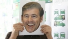 Bernd Heusinger, Kreativchef der Werbeagentur «Zum Goldenen Hirschen», macht mit Ackermann-Maske Wahlkampf für die Grünen. 

© news.de / Timo Nowack

25. August 2009, Berlin

EINMALIGE VERWENDUNG Foto: news.de