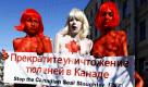 Medienwirksamer Protest: Drei Frauen protestieren in Sankt Petersburg im Namen der Tierschutzorganisation Peta gegen die kanadische Robbenjagd. Foto: ap