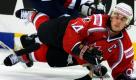 Zu Fall bringt der amerikanische Spieler Mike Knuble seinen kanadischen Gegenspieler Ryan Smyth am Donnerstag (10.05.2001) in der Preussag-Arena in Hannover. Das Spiel der Eishockey-WM Viertelfinalrunde zwischen Kanada und den USA gewinnt die USA nach Verlängerung mit 4:3 Toren. dpa/lni Foto: dpa