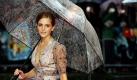 Schauspielerin Emma Watson ist dieses Wochenende zum ersten Mal in ihrem Leben zum jährlichen Glastonbury-Festival gereist. Ich bin überwältigt von der Größe des Festivals. Ich bin hier, um Spaß zu haben und mir viele Bands anzuhören, sagte Watson der Zeitung Sun. Begleitet wurde sie im übrigen von einem gutaussehenden jungen Mann, dem Sänger der Alternative-Band One Night Only.  Foto: dpa