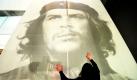 Ein überlebensgroßes Porträt von Che Guevara befestigt eine Monteurin im Pavillon des Buchmesse-Gastlandes Argentinien auf dem Messegelände in Frankfurt am Main. Argentinien präsentiert sich in Frankfurt mit einer Mischung aus Tradition, Multimedia und geschichtlichen Rückblicken. Die weltweit größte Messe rund um gedruckte und elektronische Bücher findet vom 6. bis zum 10. Oktober statt. Dabei präsentieren mehr als 7000 Aussteller aus 113 Ländern ihre Angebote.  Foto: dpa