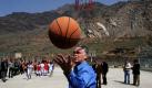 Der US-Botschafter Timothy J. Roemer fängt einen Basketball während eines Schulbesuches außerhalb von Srinagar, Indien. Der Besuch der Schule ist Teil des zweitägigen offiziellen Besuchs des Botschafters in der Krisenregion. Foto: dpa