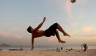 Ein Jugendlicher spielte am Freitag am Strand von Rio de Janeiro (Brasilien) Fussball. Am Samstag (30.07.11) werden in Rio de Janeiro die Qualifikationsgruppen der FIFA Fussball-Weltmeisterschaft 2014, die in Brasilien stattfinden wird, ausgelost.
 Foto: dapd
