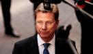 Der deutsche Außenminister Guido Westerwelle spricht vor dem Beginn des Treffens mit seinen europäischen Kollegen in Brüssel mit den Medien. Bei dem Gipfel geht es vor allem um die Situation in Libyen und um die Lage in Japan. Foto: dpa