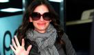 Schauspielerin Julia Roberts winkt bei ihrer Ankunft auf dem Narita Flughafen in Tokio den wartenden Fans zu. Roberts promotet hier ihren neuen Film Eat Pray Love (dt. Essen, schlafen, lieben). Foto: ap