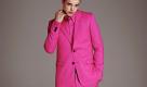 Noch mehr Mut dürfte dieses pinkfarbene Ensemble seinem Träger abverlangen. Selbst die Schuhe strahlen in der lebensbejahenden Farbe. Für Sakko, Hose, Hemd und Schuhe werden ab dem 17. November 2011 rund 300 Euro fällig. Foto: H&M/Kacper Kasprzyk