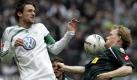 In der ersten Halbzeit können Tobias Levels (r.) und seine Gladbacher noch mit Wolfsburg mithalten. Am Ende wird es ein Schützenfest. Die Wölfe gewinnen mit 4:0. Foto: ddp