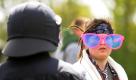 Durch die rosa Brille: Ob dieser Gegendemonstrantin in Greifswald der Nazimarsch so erträglicher schien, ist nicht bekannt. Foto: dapd