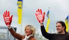 Mitglieder des Deutschen Gewerkschaftsbundes (DGB) fordern vor Beginn des Bundesparteitages der FDP vor der HanseMesse in Rostock den Mindestlohn. Bei dem Parteitag der FDP sollen wichtige Antraege zur Energiewende, zur Bildungs- und zur Europapolitik verabschiedet werden. Foto: dapd