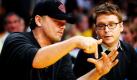 Schauspieler Leonardo DiCaprio erklärt seinem Kollegin Kevin Connolly beim NBA-Finalspiel zwischen den Los Angeles Lakers und den Boston Celtics, wie das mit dem Basketball genau funktioniert. Die Celtics gewannen das Spiel mit 103:94. Foto: ap