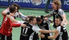 Die Spieler des THW Kiel feiern nach dem Abpfiff den Gewinn der deutschen Meisterschaft. Foto: dpa