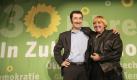 Die Bundesvorsitzenden der Grünen, Cem Özdemir und Claudia Roth posieren am Sonntag (10.01.2010) in Berlin auf der Festveranstaltung anlässlich des 30-jährigen Bestehens der Partei in der Heinrich-Böll-Stiftung. Roth bekam von der Grünen Jugend eine Lederjacke mit der Aufschrift: 'Trau keinem über 30' geschenkt. Foto: Hannibal dpa/lbn +++(c) dpa - Bildfunk+++ Foto: dpa