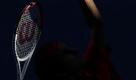 Bloß nicht die Filzkugel verpassen! Tennisstar Roger Federer bei einem Aufschlag im Achtelfinalspiel gegen den Argentinier Juan Martin Del Potro. Der Schweizer zog mit einem glatten Drei-Satz-Sieg ins Viertelfinale der Australien Open ein. Foto: Barbara Walton Foto: dpa