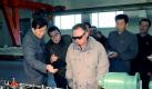 Typisch: Sonnenbrille und Hände in den Taschen. Mit dem täglichen offiziellen Foto wurde gezeigt, dass sich der Geliebte Führer wirklich um alles kümmerte. Foto: Yonhap  Foto: dpa