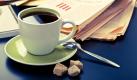 Fehler 2: Falsch trinken
Neben der Menge ist aber auch entscheidend, was man trinkt. Cola und Fruchtsäfte enthalten viel Zucker - das macht dick. Auch Kaffee kann zur Kalorien-Gefahr im Büro werden, wenn er in großen Maßen und mit Milch und Zucker getrunken wird. Foto: dapd