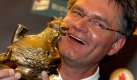Der TV-Moderator Peter Escher freut sich am Mittwoch (21.09.2005) im Friedrichstadtpalast in Berlin über die Verleihung des Medienpreises 'Goldene Henne' in der Kategorie 'Leserpreis Fernsehn'. Die Auszeichnung wurde von den Zeitschriften Super Illu, Super TV und dem MDR gestiftet. Die 'Goldene Henne' wird seit 1995 in Erinnerung an die verstorbene (Ost-)Berliner Entertainerin Helga 'Henne' Hahnemann vergeben.
 Foto: dpa