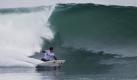 Der Brasilaner Adriano de Souza bezwingt ein enorme Welle. De Souza kämpft im Viertelfinale des Surf-Wettbewerbs The Hurley Pro in Kalifornien. Foto: ap