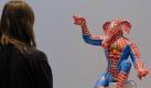 Die Plastik 'Spiderman' von Kaushik Gosh in Hamburg.  Foto: dpa