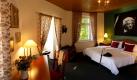 Alle Zimmer sind detailverliebt und liebevoll dekoriert. Hier das Miss Marple-Zimmer, das den Charme der rüstigen Dame versprüht. Foto: Krimihotel Hillesheim