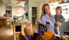 Irgendwie schafft es Kate immer, Familie und Job unter einen Hut zu bringen, auch wenn sie dafür im Dauerstress leben muss. Foto: Central Film