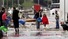 Die Wassermassen haben Schutt und Trümmer auf den Straßen hinterlassen. Foto: dpa