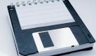 USB-Sticks haben der Diskette den Rang abgelaufen. Doch das einstige Speichermedium findet seinen Weg wieder zurück ins Büro: als schickes Accessoire, das für Ordnung sorgt. Denn die Diskette ist zum Notizblock geworden. Foto: design3000.de