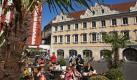 Das Falkenhaus am Marktplatz kann man gestrost als eines der schönsten Gebäude der Stadt bezeichnen. Besucher kommen am Gebäude ohnehin meist nicht vorbei, denn hier ist auch der Sitz der Touristen-Information. Foto: dpa