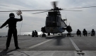 Soldaten der Marine Spezialkraefte landen am Donnerstag, 10. September 2009 in Kiel, Schleswig-Holstein bei einer Uebung auf dem Deck des  Einsatzgruppenversorger 'Frankfurt am Main' der Bundeswehr. Foto: ap