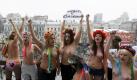 Mitglieder der Frauenrechtsorganisation Femen demonstrieren auf einem Balkon in Kiew gegen die Initiative der ukrainischen Regierung, die vorsieht, in Vorbereitung auf die Euro 2012 die Balkone der Stadt zu verschönern. Zum Beispiel soll es etwa einer Million Anwohnern der vier ausgewählten Städte untersagt werden, dort Wäsche aufzuhängen oder Hausrat zu lagern. Außerdem sollen die Balkone gereinigt werden. Auf den Plakaten der Frauen steht: Balkone gehören dem Volk. Foto: dpa