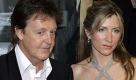 Heather Mills und Paul McCartney erwiesen sich als würdige Nachfolger der Rosenkrieg-Royals. Was das Paar sich nicht alles an den Kopf geworfen hat! Dass Paul gewalttätig sei und Heather geschlagen habe. Er konterte gar nicht gentlemanlike, sie habe als Callgirl gearbeitet und ihn vor der Hochzeit betrogen. Am Ende musste Paul seiner Ex eine Abfindung in Höhe von 32 Millionen Euro zahlen. Foto: dpa