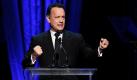 Schauspieler Tom Hanks hält bei der Verleihung der Board of Governors Awards in Los Angeles eine Laudatio für die Preisträgerin Julia Roberts. Die Auszeichnung bekommt die US-Schauspielerin für ihre Bemühungen, die Filmkunst voranzubringen. Foto: dapd