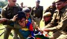 Ein Exiltibeter wird von vier indischen Polizisten im Zaum gehalten, während dieser an einer Protestaktion vor der chinesischen Botschaft in Neu Delhi teilnimmt. Die Demonstration findet anlässlich des Jahrestages des Tibetaufstands im Jahr 1959 statt. Damals begehrten die Tibeter gegen die chinesischen Invasoren im Land auf. Foto: dapd