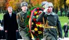 Bundespräsident Christian Wulff (links) geht auf dem deutschen Soldatenfriedhof Sologubowka nahe St. Petersburg in Russland hinter marschierenden Soldaten her. Derzeit liegen etwa 45.000 Gefallene aus dem Zweiten Weltkrieg auf dem weltweit größten ausländischen Friedhof für deutsche Soldaten, bis zum Abschluss aller Bestattungen sollen es 80.000 werden. Das deutsche Staatsoberhaupt hält sich zu einem fünftägigen Besuch in Russland auf. Foto: dapd
