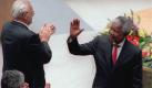 Applaus für Mandela: Südafrikas Präsident Nelson Mandela lobte in seiner Rede am 22. Mai 1996 die Deutschen für ihre Hilfe bei der Überwindung der Apartheid in seinem Land und warb um deutsche Investitionen. Seinem Besuch waren jedoch Kabbeleien zwischen einzelnen Parteien vorangegangen. «Man sollte es vermeiden, ausländische Staatsoberhäupter in Reihe vor dem Bundestag reden zu lassen», sprach sich ein führendes Mitglied der CSU-Landesgruppe gegen Mandelas Auftritt vor dem Bundestag aus. «Mandela hat mehr für den Weltfrieden getan als die ganze CSU», konterte daraufhin die CDU. Foto: dpa