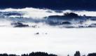 Noch im Nebel liegt am Mittwoch (02.11.2009) das Voralpenland vom Auerberg bei Bernbeuren (Oberbayern) aus gesehen. Während sich der Nebel in den Tälern nur zögerlich auflöst, scheint in den höheren Lagen Bayerns die Sonne. Foto: Karl-Josef Hildenbrand dpa/lby +++(c) dpa - Bildfunk+++ Foto: dpa
