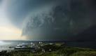 Eine Windhose verwüstet amMontag die Düne vor Helgoland. Auf der Nordseeinsel sind durch die Windhose auch zwei Menschen schwer und sechs weitere leicht verletzt worden. Foto: ddp
