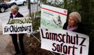 Anwohner protestieren an einem Baugelände der Deutschen Bahn AG in Rastede gegen den zweigleisigen Ausbau der Bahnstrecke Oldenburg-Wilhelmshaven. Bund und Bahn investieren für das Gesamtprojekt mit Ausbau, Elektrifizierung und Lärmschutz 557 Millionen Euro. Foto: dapd