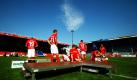 Spieler und Betreuer vom Fußball-Zweitligisten FC Energie Cottbus warten im Cottbuser Stadion der Freundschaft beim offiziellen Mannschaftsfoto-Termin vor der anstehenden Bundesliga-Saison auf den Rest der Mannschaft.  Foto: dpa