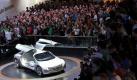 Die 64. Internationale Automobil- Ausstellung IAA geht heute in Frankfurt zu Ende. Die weltweit wichtigste Mobilitätsmesse zog nach vorläufigen Schätzungen der Veranstalter mehr als 900.000 Besucher an oder bis zu zehn Prozent mehr als im Krisenjahr 2009. Vor vier Jahren waren fast eine Million Gäste gekommen. Auf dem Branchentreff präsentieren mehr als 1000 Aussteller aus 32 Ländern ihre Weltneuheiten, wie hier die Studie F125 von Mercedes Benz. Die belegte Ausstellungsfläche liegt mit etwa 235.000 Quadratmetern um 40.000 Quadratmeter über dem Wert von 2009. Schwerpunkt der IAA unter dem Motto «Zukunft serienmäßig» sind neue Technologien von Hybrid- bis zu Elektroautos. Foto: dpa