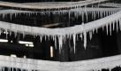 Unter einer Eisschicht: Kabel und Leitungen hängen in einer durch einen Brand zerstörten Halle eines Sägewerks in Goldenstedt (Vechta). Foto: Carmen Jaspersen Foto: dpa