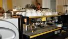 In der Berlin School of Coffee stehen verschiedenste Maschinen zum Ausprobieren bereit. Den Kaffeegeschmack beeinflussen die vier Ms, sagt Yaw. Maschine, Material, Milch und Mensch. Foto: news.de
