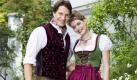 Frische Beeren- und Fliedertöne dürfen in diesem Jahr auch das Dirndl zieren. Passend zur Tracht des Mannes kann man so einen schönen Partnerlook kreieren. Foto: Angermaier