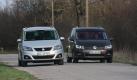 Die Front des Sharan wirkt durch den durchgehenden schwarzen Kühlergrill und die größeren Scheinwerfer etwas bulliger als der Seat und natürlich prangt ein anderes Logo auf der Front - ansonsten gleichen sich die 4,8 Meter langen Vans jedoch vom Scheitel bis zur Sohle. Foto: pi