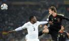 Arne Friedrich, der heimliche Superstar im deutschen Team, hält sich gegen den Ghanaer Asamoah Gyan beim 1:0-Sieg der deutschen Nationalelf schadlos. Kopfballduelle sind für Fotografen eine willkommene Gelegenheit... Foto: dpa