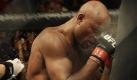 Danke, lieber Gott, dass ich heil aus der Nummer herausgekommen bin. Anderson Silva betet im Ring, nachdem er Weltmeister im Vollkontaktkampf geworden ist. Foto: ap