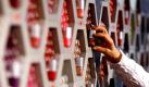 Eine Besucherin greift am Freitag (07.03.08) in Duesseldorf auf der Messe Beauty International an einem wabenfoermigen Regal nach einem Nagellack. Mehr als tausend Aussteller zeigen ab Freitag auf der 'Beauty International Duesseldorf 2008' die neuesten Schoenheitstrends und Pflegeprodukte. Foto: dpa
