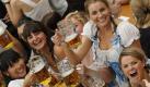 Ausgelassen feiern die Besucher auf dem Oktoberfest. Schon zur Mittagszeit werden reichlich die Maßkrüge gehoben. Foto: ap